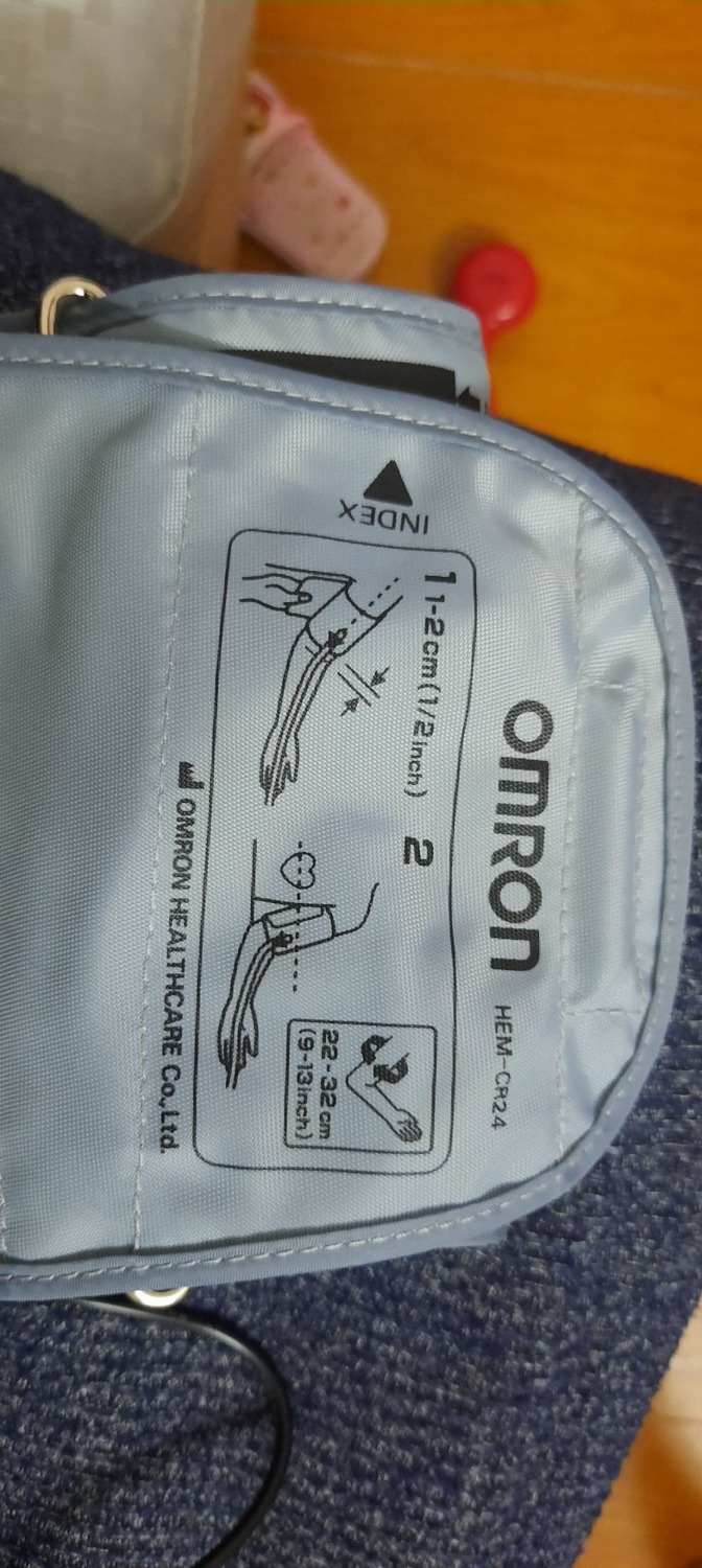 Máy đo này rất dễ sử dụng cho mọi người: thao tác lắp đặt và vận hành đơn giản. Có hình mình họa cách đặt vòng quấn tay (vòng bít) sao cho chính xác. 
Màn hình hiển thị kết quả đo của 2 chỉ số là huyết áp và nhịp tim.
Đóng gói sản phẩm cẩn thận, có tặng kèm vỉ 4 viên pin. 
Giá thành khá ổn vì đã bao gồm cả bộ đổi nguồn. Trọng lượng máy cũng nhẹ (~350 gram nếu có pin). 
Nếu ở nhà thì nên dùng bộ đổi nguồn để cắm điện 220V và dùng trực tiếp. Nếu đi du lịch thì nên mang theo pin.