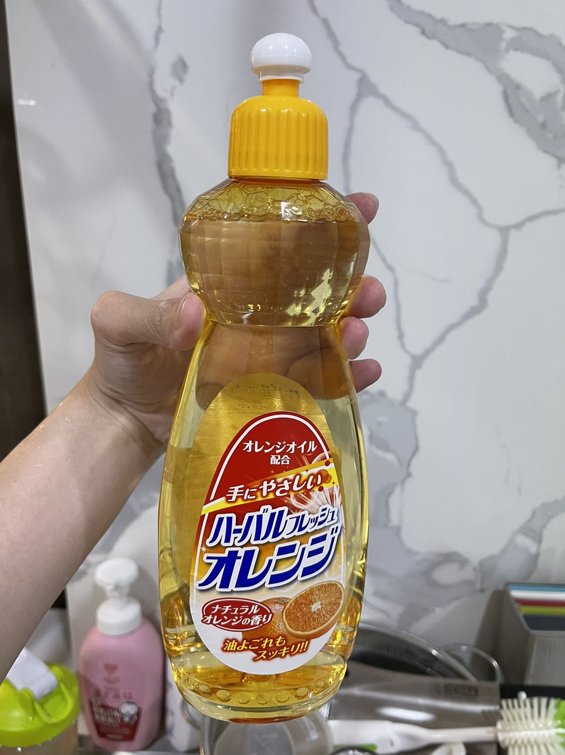 Hương cam thơm nhẹ, nhiều bọt, rửa bát sạch sẽ, dùng cũng khá dôi. Nchung tốt, nếu rẻ hơn nữa thì tốt hơn.