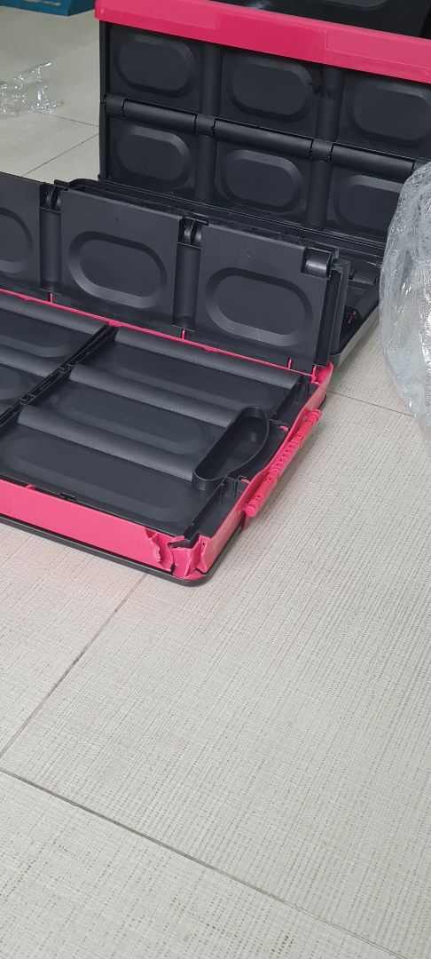 Vừa nhận hàng. Mở ra khử khuẩn và kiểm tra thấy một cái bị vỡ góc. Hàng bọc ni *** kỹ càng mà không tìm thấy mảnh vỡ nào. Không muốn nghĩ oan cho shop. Gửi ngay hớn hở ảnh để Tiki và shop suy nghĩ nhé!