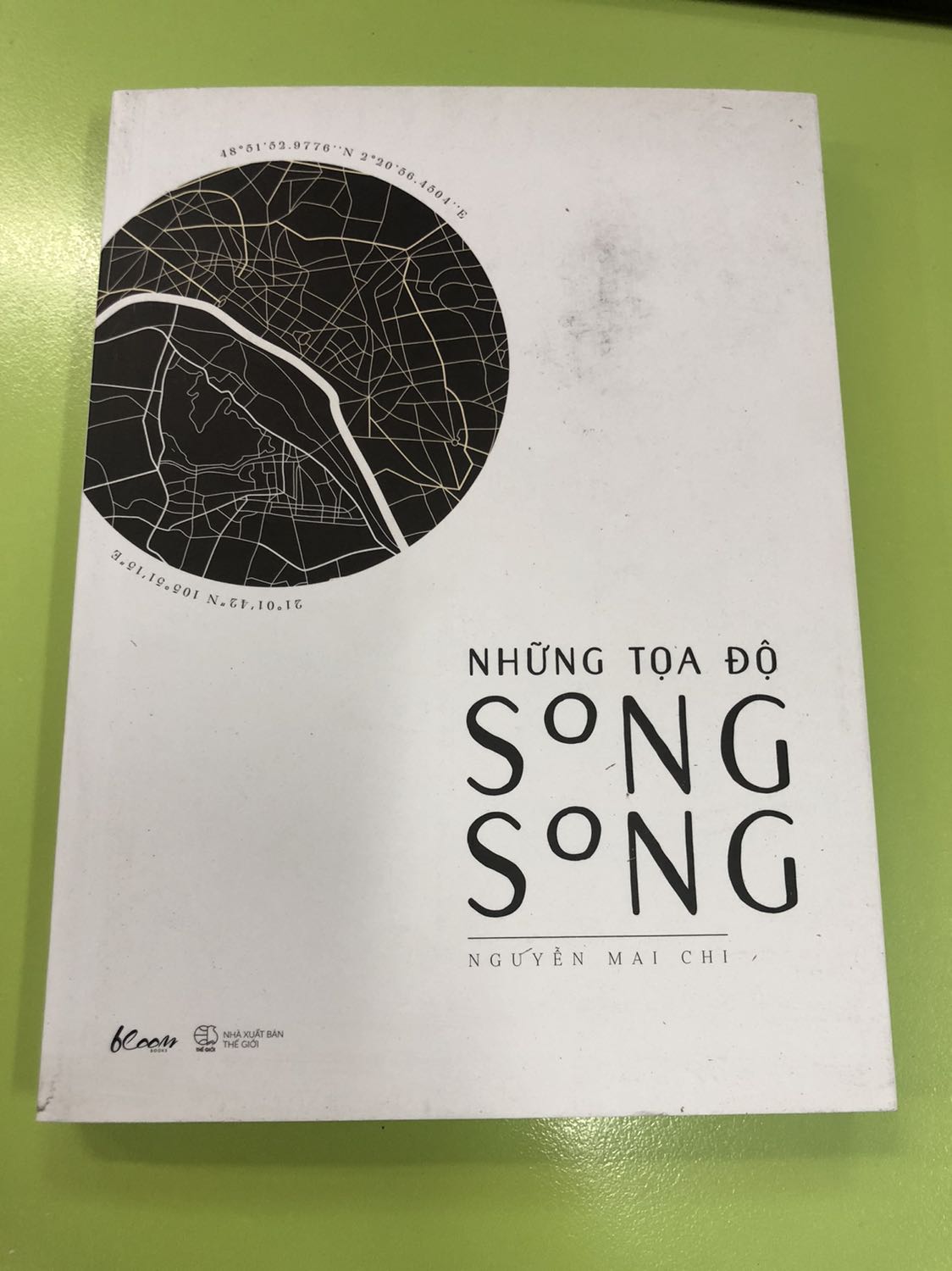 Đây không phải là lần đầu tiên mình nhận sách bị dơ từ Tiki. Mình không biết đây là lỗi do nhà phân phối hay lỗi từ bên vận chuyển nhưng khi cầm sách trên tay mình rất khó chịu vì dơ đến mức không thể lau sạch vết dơ này