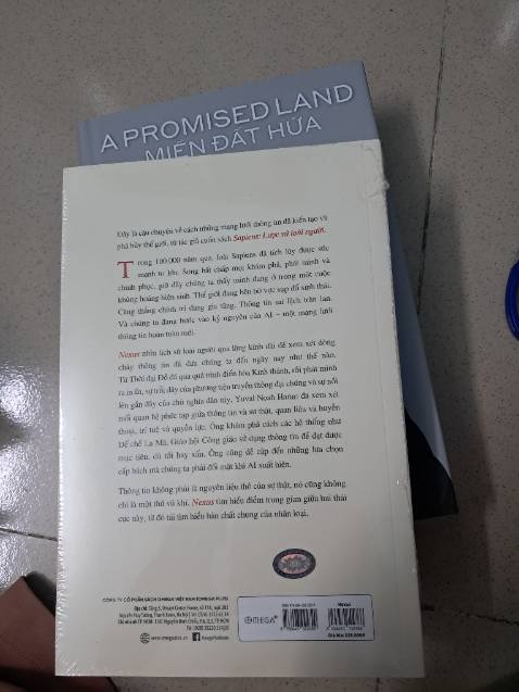 Ngoại quan: Sách bìa cứng rất đẹp, tặng kèm bookmark, giấy in cứng đẹp loại này để lâu k bị ố vàng như loại giấy xốp. Nội dung chưa đọc sau khi đọc xong sẽ review tiếp. Săn sales giá rẻ dịp 24.12.24 còn có 150k quá hời cho 1 cuốn sách như vậy.