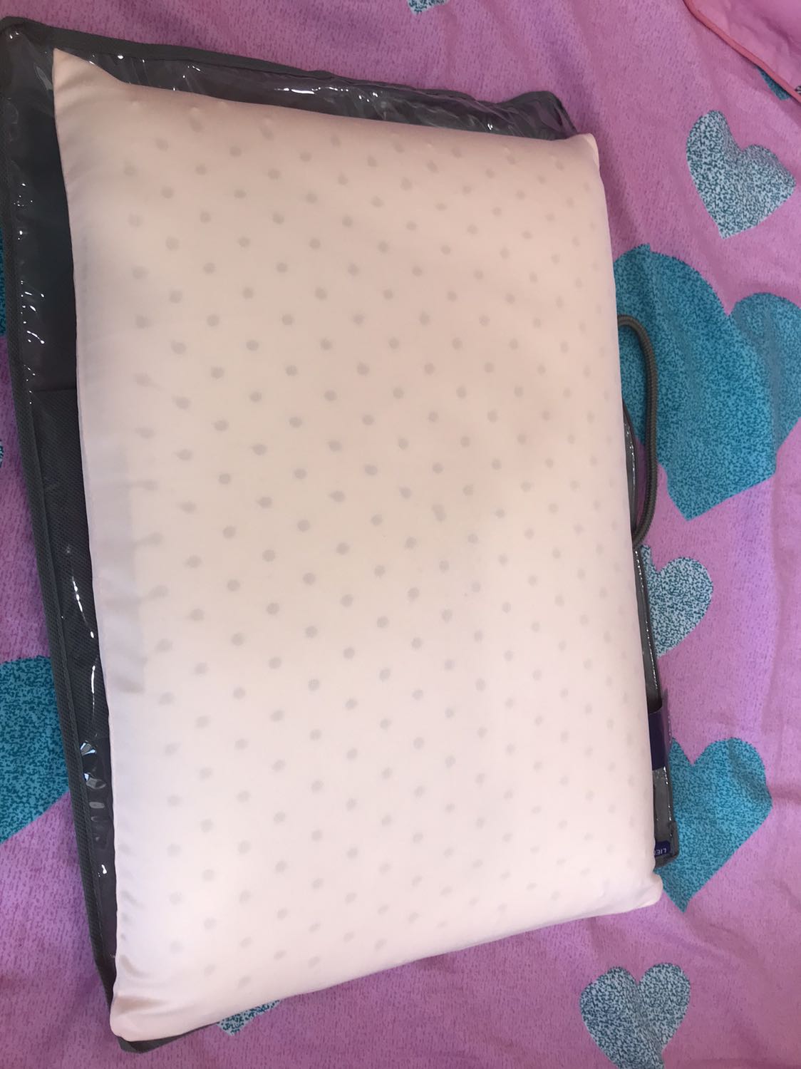 Gối rất mềm mại, nằm êm. Shop giao hàng sớm hơn dự kiến, gọi điện trước khi giao và hỗ trợ đổi địa chỉ nhận hàng luôn. Vote 5 sao!