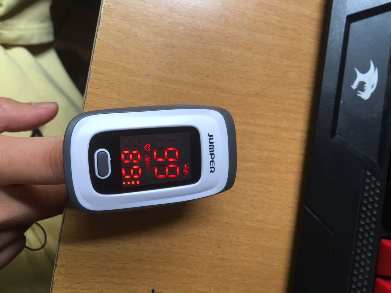 Sản phẩm giao nhanh, đóng gói cẩn thận. Có bảo hành đầy đủ. Mình ngại đọc sách hướng dẫn nên tìm video hướng dẫn trên youtube. Máy nhìn chung nhạy và dễ dùng. Thử nín thở để đo thì thấy các chỉ số thay đổi thật. Vote 5 sao