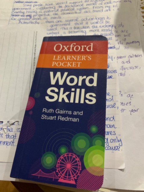 Sách đẹp, nguyên seal nhỏ gọn. Từ vựng dc chia theo topic dễ học
