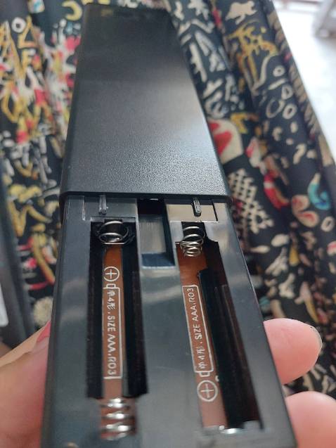 Bị gãy 1 bên bông lên luôn rồi không gắn pin vô được...rồi làm sao bh shop