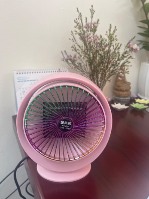 Quạt màu hồng đẹp, không bị khô da khi sử dụng