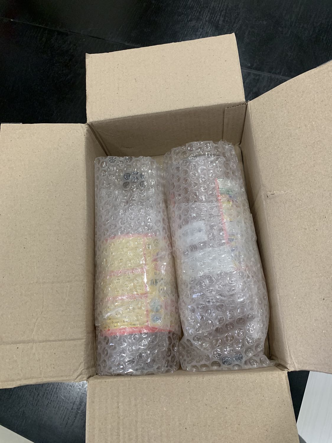 Giao hàng nhanh, đóng gói cẩn thận vừa phải. Combo 2 chai giấm táo hữu cơ 946ml thì có 1 chai seal bị bung ra không biết do shop đóng gói vô ý làm tróc seal hay do cố ý giao hàng không còn nguyên vẹn (?!)