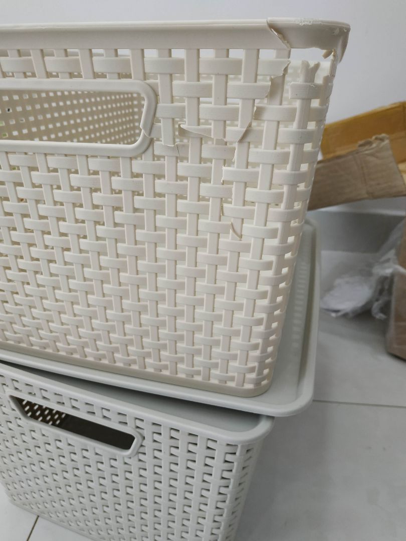 quá tệ, hàng bị bể mà vẫn giao, nắp thì 1 màu cái hộp thì màu khác, yêu cầu đổi hàng cho tôi.