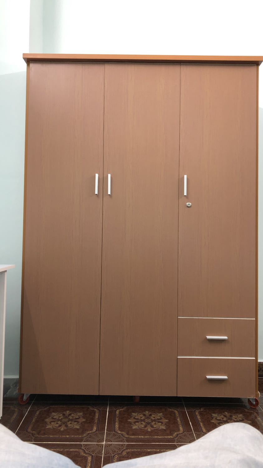 Tủ đẹp như hình. Giá lại rẻ hơn mua ngoài cửa hàng tận 2t1. Giao hàng cũng nhanh. Trừ 1 sao vì đặt trước nói là mang đến lắp mà đã lắp sẵn nên phải tự tháo ra mang lên lầu lắp ráp lại.