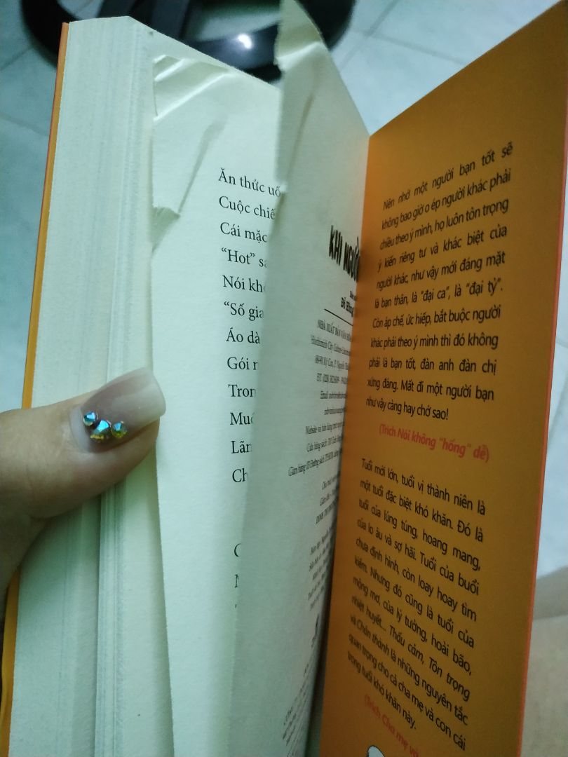 cứ cảm giác tiki giờ sách k còn mới ý. vừa không được bao bọc cẩn thận, vừa không mới, tự hỏi, mình là người thứ mấy chạm vào sách chứ không phải người đầu tiên. Mình yêu sách và mình k thích điều này. giận nhé.