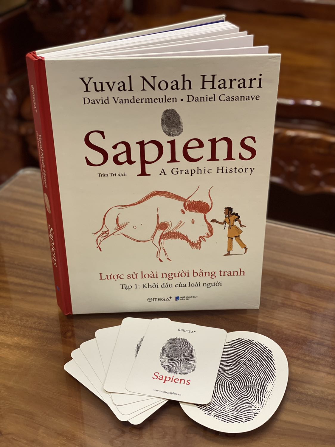 - Tiki giao hàng nhanh chóng nhưng đóng gói chưa được cẩn thận. Lúc giao kiện hàng còn móp méo như thế này. Thật sự thất vọng với bộ phận giao hàng của Tiki.
- Về mặt hình thức mình đánh giá 5 sao, sách bìa cứng, khổ to, có áo sách, in màu toàn bộ, chất lượng giấy tốt. Sản phẩm tặng kèm 1 bookmark & 6 thẻ nhân vật khá thú vị. Giá mình mua đã giảm khá nhiều so với giá bìa cộng mã vận chuyển nên quá ổn. Đây mới là tập 1 nên chắc chắn sẽ đón mua những tập tiếp theo. Nhìn chung chất lượng tuyệt vời! 
- Sách phù hợp làm quà tặng cho các bạn nhỏ thích khám phá lịch sử, bản thân mình cũng thích sách có nhiều ảnh minh họa sôi động, tạo động lực & hứng thú hơn trong việc đọc sách.