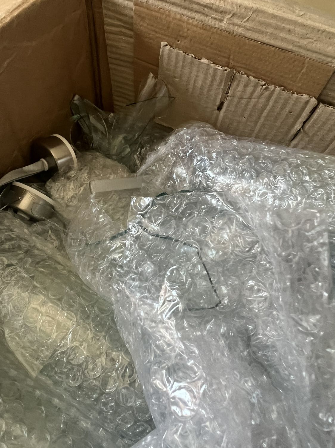 Hàng bị vỡ hết 4 chai