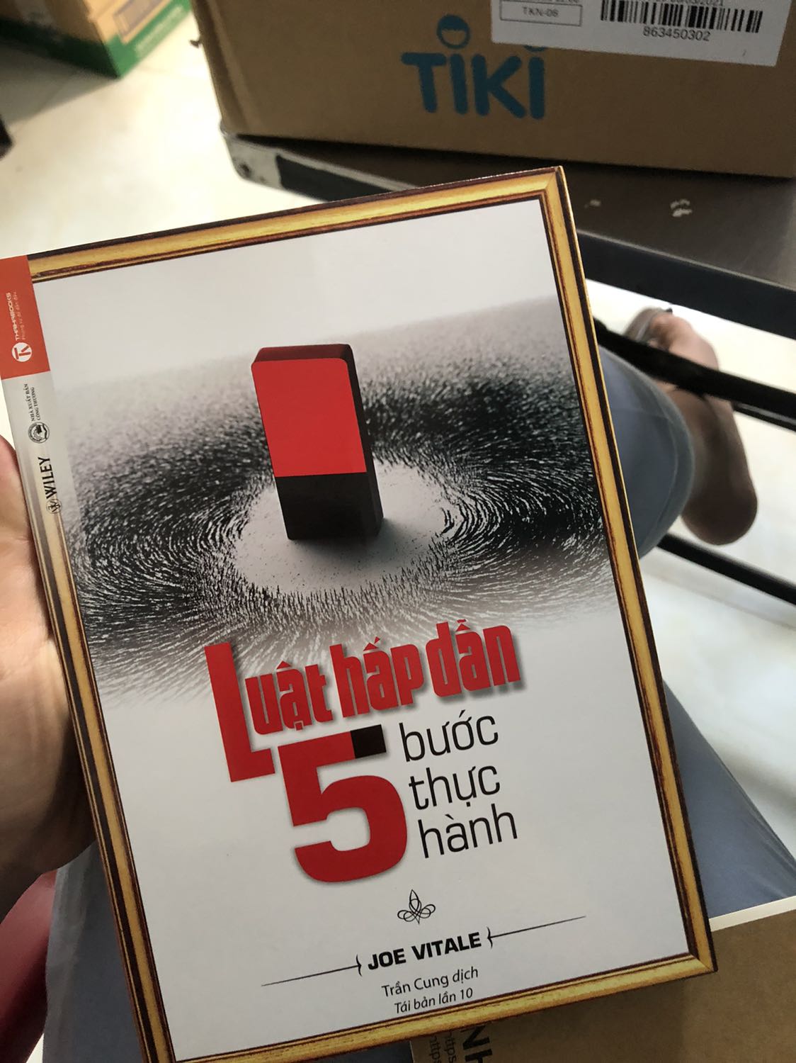 Mình mới đặt lúc tối thì sáng sớm đã được Tiki giao hàng tới ạ , shop còn tặng mình cuốn note nhỏ cảm ơn dễ thương lắm , sách mới và được đóng gói rất gọn gàng sạch đẹp . Nội dung thì mình chưa đọc nên chưa đánh giá được .