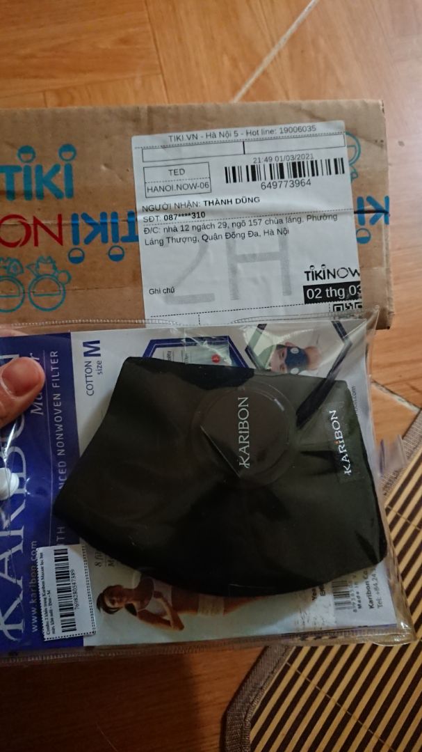 khẩu trang đẹp, hợp thời trang, mình đặt tối hôm trước thì vừa sáng hôm sau là có hàng. đeo vừa vặn vì chỉnh kích cỡ dc, mới đầu đeo lạ lạ về sau chắc sẽ quen dần