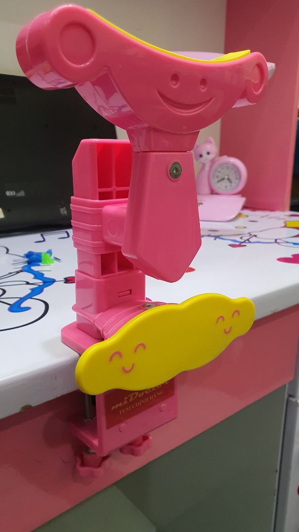 cảm nhận đầu tiên là ok, cho bé viết thử thì thấy thẳng lưng, nhưng cũng phải điều chỉnh độ cao của ghế cho phù hợp