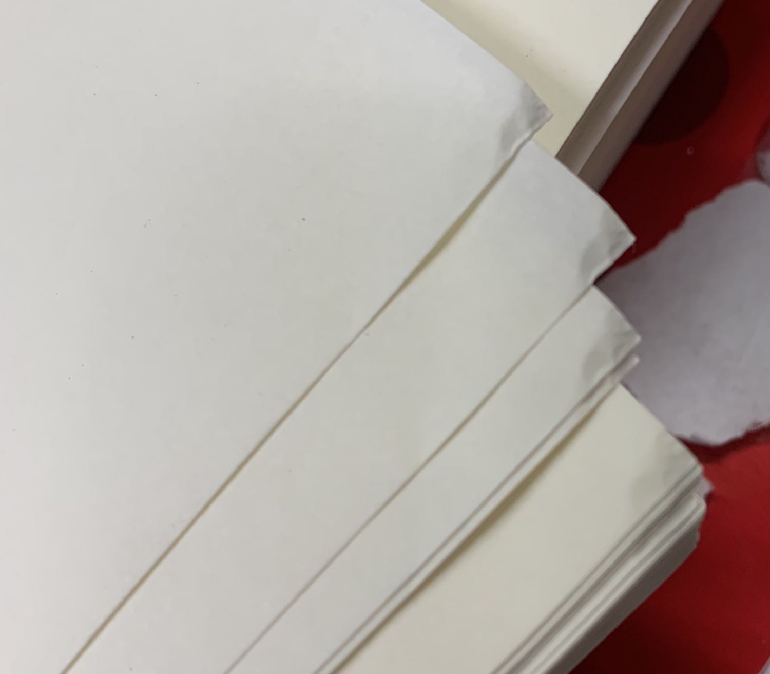 Giấy màu ngà in trắng đen đẹp. Khi nhận hàng thì bị quăn góc.