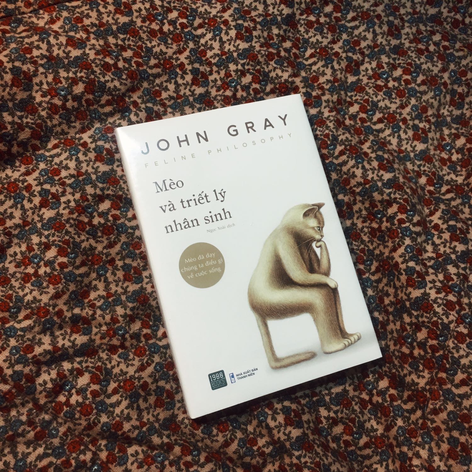 Best book of 2021 của mình ^^

Mình đã đúng khi không mong đợi một cuốn chiêm nghiệm thường thức vui vẻ về loài mèo. Tác giả mượn chuyện mèo để nói chuyện người, so sánh sự vô tư lự bẩm sinh của loài mèo với lối cầu kỳ rối rắm của con người, vừa thú vị vừa sâu sắc.

Một đoạn trích mình rất thích:
"Sự vĩnh hằng không phải là một trật tự khác của vạn vật, nó là khi thế giới được nhìn ngắm mà không có nỗi âu lo... Với con người, chiêm nghiệm là khi thoát khỏi việc sống; trong khi với loài mèo, đó là cảm giác của chính cuộc sống... Mèo cho chúng ta thấy rằng việc tìm kiếm ý nghĩa cũng giống như công cuộc tìm kiếm niềm hạnh phúc, tất cả đều là sự phân tâm. Ý nghĩa của cuộc đời là một cái chạm, một mùi hương, đến một cách tình cờ và biến mất trước khi chúng ta kịp hay biết".

Ở phần cuối sách, còn có những lời khuyên đáng iu để sống thú vị và nhàn nhã về mặt tinh thần như những chú mèo 🥰

Về hình thức sách, 10/10, bìa cứng có áo ôm và đánh dấu trang, mèo the thinker, thật là đáng iu hehee