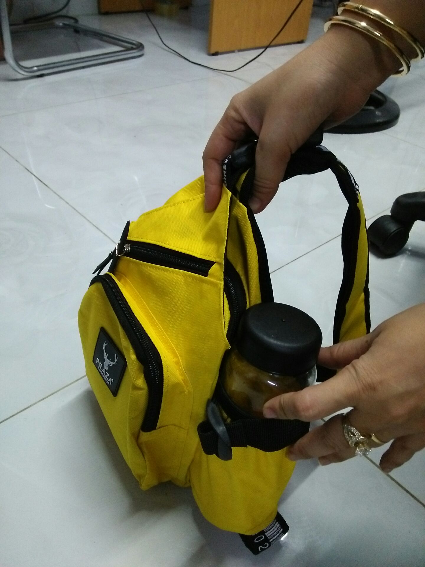 phù hợp đi làm,dạo phố,thể dục lại có chỗ để vừa chai nước mình luôn nè mấy bạn,thấy nhỏ nhỏ vậy mà đựng cũng được khá nhiều đồ tiện ích đấy.vừa gọn nhẹ lại tiện lợi lại còn quả rẻ thích lắm shop ơi!