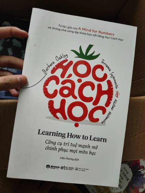 Mình mua mấy cuốn khác thì có bọc seal có mỗi cuốn này không được bọc seal nên bị dơ mất cái bìa😭. Buồn nhiều chút 😞