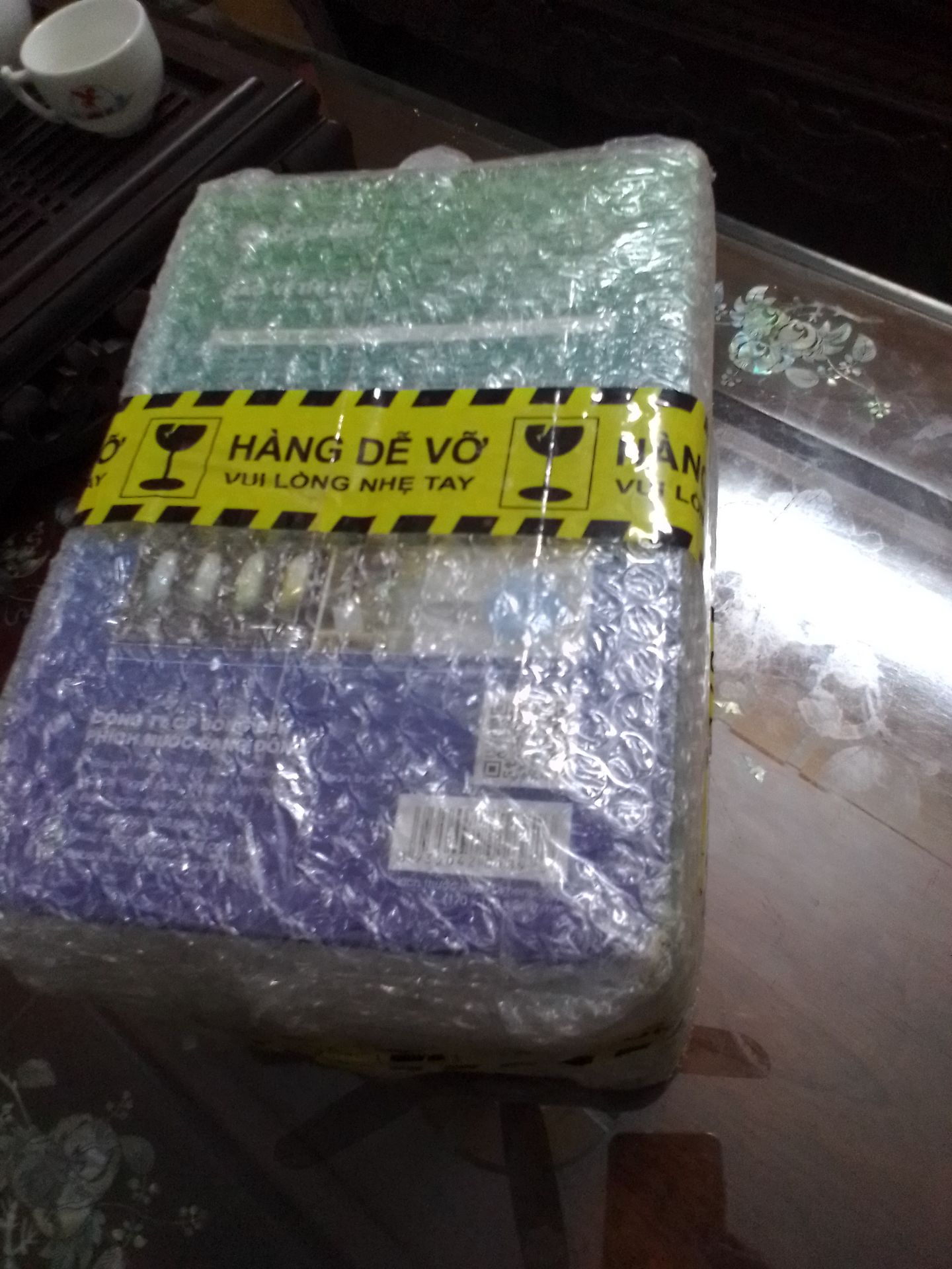 Hàng chính hãng, chất lượng cao, đẹp, thiết kế tinh tế, kết hợp giữa đơn giản và nhấn nhá tạo hình sản phẩm. Nhà bán tư vấn tốt, giá thành cạnh tranh, đóng gói cẩn thận. Cũng rất may đvvc cũng rất nhẹ tay