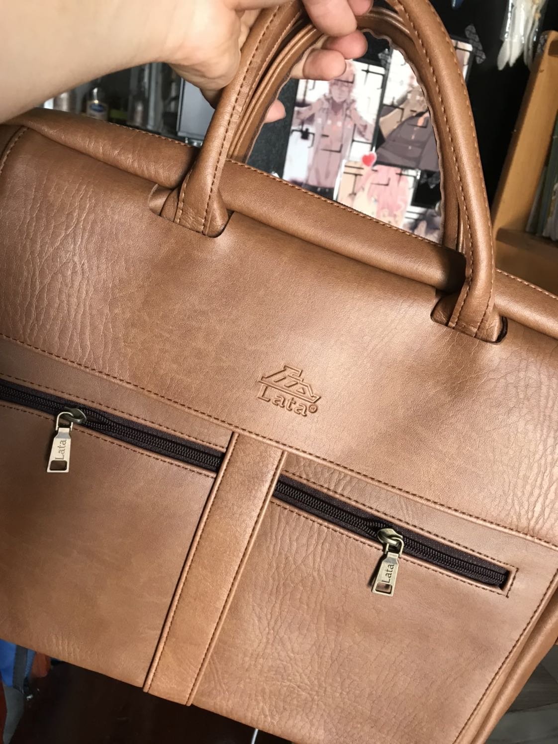 Mình luôn chon Lata đầu tiên khi muốn mua cặp/túi xách/ ví da, chất lượng rất tốt, đường may chắc chắn, dùng mấy năm trời chả thấy hư hỏng gì, lần này cũng rất hài lòng. Do mình chụp ko đẹp thôi chứ hàng giống y hình, sẽ tiếp tục tin dùng Lata cho những lần mua tiếp theo. À, bạn nào nữ mua cặp này nhớ cân nhắc về cân nặng của cặp nhé, các bạn nam chắc ko sao nhưng mình là nữ nên thấy cặp hơi nặng