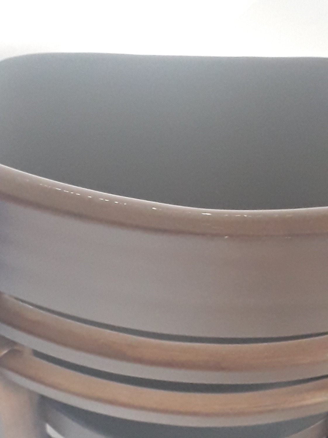 Bộ bàn ăn nói trên khi giao hàng về tận nhà tôi thì sản phẩm bên cty đã bị trầy xước, gãy nát. Một số ghế cũng bị lung lây các hạng mục. Vì vậy tôi yêu cầu phía công ty đổi bộ khác để tôi kịp sử dụng. Cảm ơn