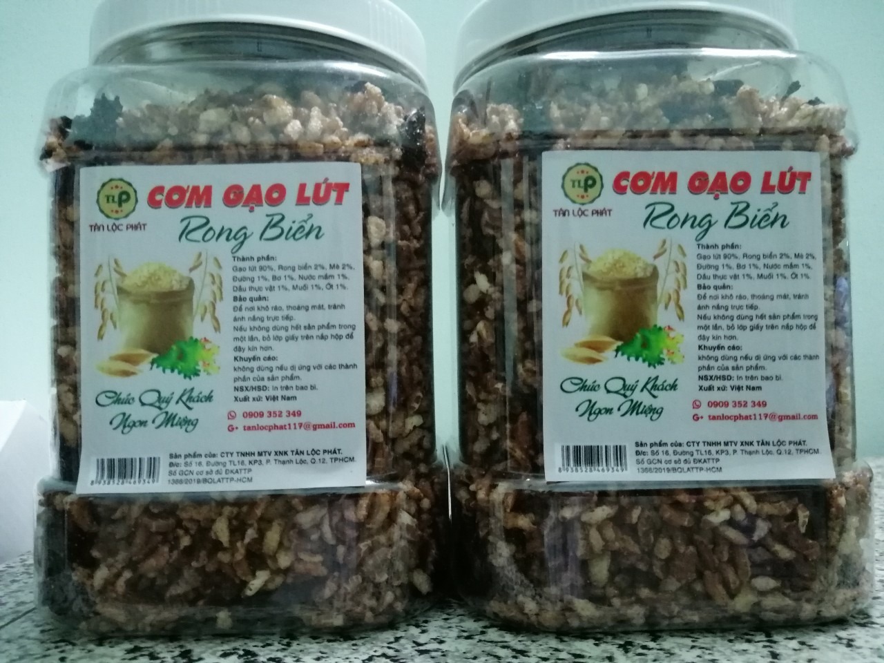 -Mình chấm 3.5 sao, nhưng do Tiki không có 1/2 sao. ^^

-Phần đóng gói khá tốt: hộp nhựa trong suốt chắc chắn, nắp nhựa có in rõ ngày sản xuất và hạn sử dụng, mở nắp nhựa ra, bên trong có một lớp giấy nhôm để giữ cho sản phẩm kín gió, nhãn dán phía trước có bổ sung thêm một số thông tin về sản phẩm nên không giống với hình quảng cáo. Thêm nữa, trên bao bì lại không ghi KHỐI LƯỢNG của sản phẩm là bao nhiêu.

-Mình nhận được hàng vào ngày 06/09/2020, và ngày sản xuất của sản phẩm là 04/09/2020 (04/09/2021 hết hạn) -->hàng còn rất mới.

-Gạo lứt giòn, thi thoảng ăn hơi cứng (hạt gạo chưa bung hết). ĐIỂM TRỪ lớn nhất là phần vị: nó mặn hơn một chút các sản phẩm mình từng ăn, nên ăn rất dễ khát nước. Gạo ăn vừa mặn, lại... vừa ngọt, do gia vị chưa hòa quyện hài hòa.

-Trong mục thành phần, mình đọc thấy có 3 thành phần sau là: mè, nước mắm và ớt; nhưng lúc ăn và quan sát sản phẩm, mình không nhận thấy sự hiện diện của 3 thành phần này. Vị hơi mặn quá chắc là từ nước mắm (nhưng vấn đề là, quảng cáo nói sản phẩm "ĂN CHAY ĐƯỢC" cơ mà?), còn mè và ớt thì thực sự là KHÔNG cảm thấy gì.