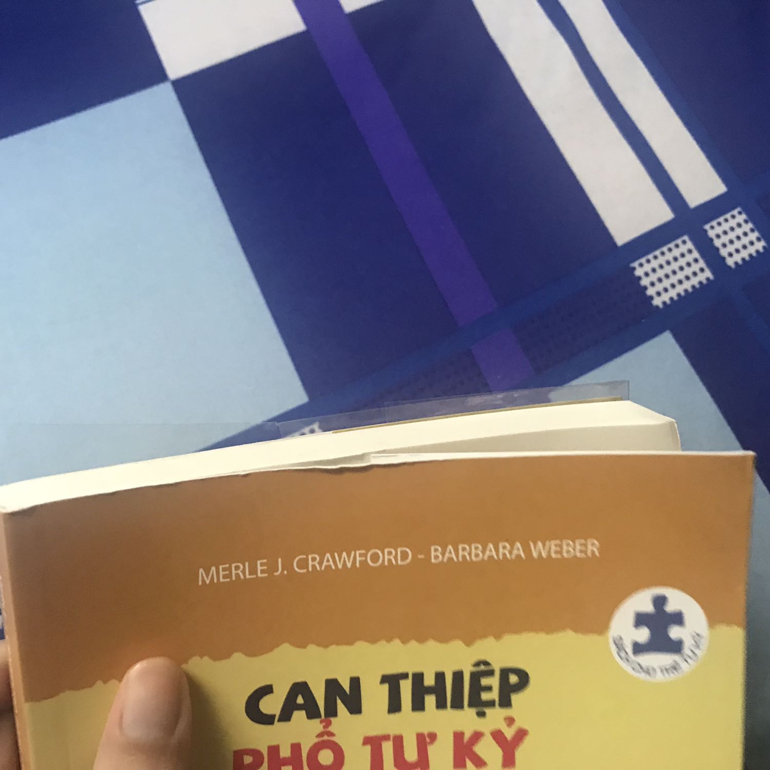 Đóng gói không cẩn thận, lúc nhận sách bị rách hết màng bọc, cong và méo đầu sách.