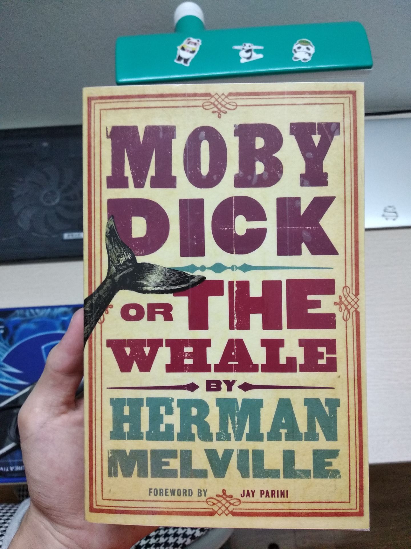 sách mua đợt sale 70%. bìa nhìn rất đẹp và giấy bìa sờ cư nhám nhám, lạ lạ hay hay , túm lại là rất đẹp và chất lượng, chữ thì hơi nhỏ tí nhưng mình thấy vẫn ok