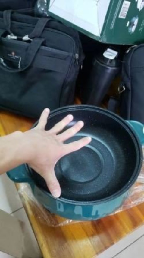 Cắm điện thấy làm nóng khá nhanh.
Cảm nhận nồi khá nhẹ, thân bằng nhựa sáng bóng
Với giá tiền dưới 200k thì như thế là được. Độ bền thì chưa biết được. 
Với mình như vậy là tạm được. Sợ lớp chống dính là sơn, ăn uống cảm giác không yên tâm lắm. Nhưng với giá tiền này thì không đòi hỏi thêm được. xửng hấp inox dùng hấp bánh bao khá tốt