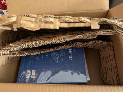 Review này không phải về nội dung mà để bảy tỏ sự yêu thích đối với dịch vụ của Tiki Now. Ngoài việc giao hàng nhanh & các CTKM thường xuyên (cuốn này mình mua với giá giảm 40%) thì mình ấn tượng với cách đóng gói của Tiki: Hộp giao hàng khá to, được chèn bởi các phần giấy vụn cứng để đảm bảo không bị móp méo chèn ép khi giao hàng :)