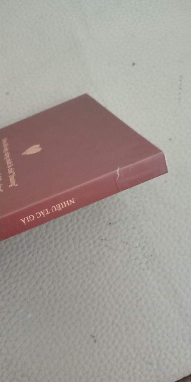 Đây là sản phẩm em mong chờ nhất từ trước đến giờ. Tiki làm ăn uy tín nên em mới đồng ý chọn mua trên tiki. Nhưng em không hiểu sao khâu đóng gói rất sơ sài. Sp em đặt mua k hề có đồ giảm xóc hay túi chống hư hỏng sách trong lúc vận chuyển. Hậu quả là khi em nhận sách đã bị lỗi như hình ạ. Mong shop có thể đổi trả cho em ạ. Em cảm ơn rất nhiều!