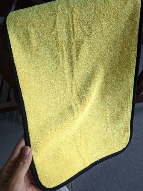 Khăn to mềm thấp hút tốt, lau ko bị trầy xe