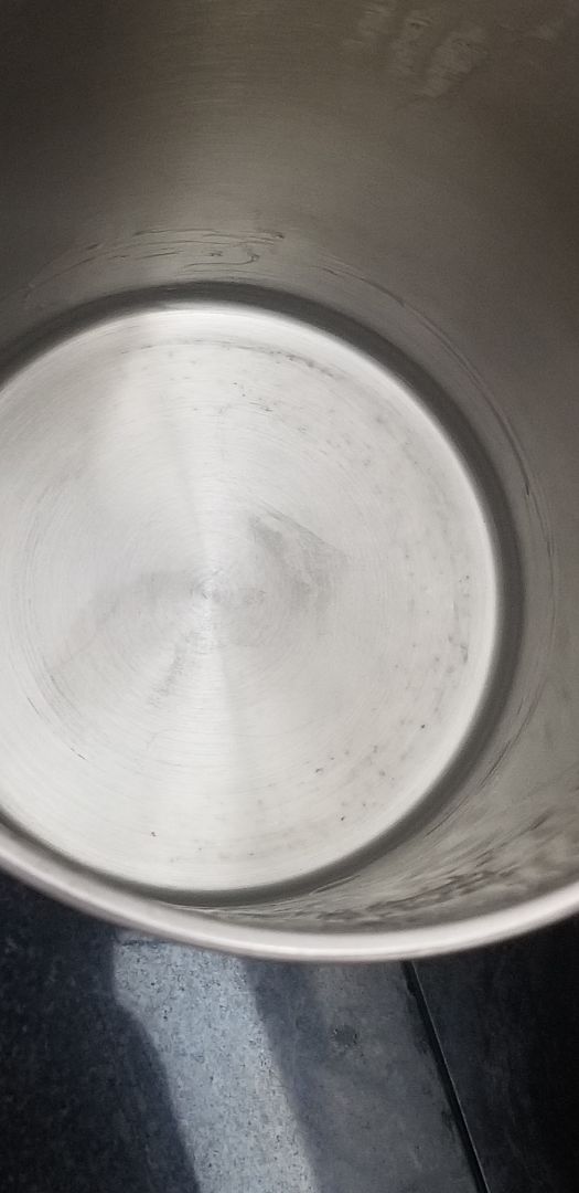 Mỗi lần nấu là phải đi rửa bình vì đáy bình ra teng, đóng bợn, lấy tay quệt thử thì phần tay dính bợn mịn; nếu để vài lần thì khi rửa đáy bị đục nước, uống hơi sợ. Nguồn nước em lấy từ vòi nước thủy cục trực tiếp, cả nước suối LaVie, Aquafina đều bị.