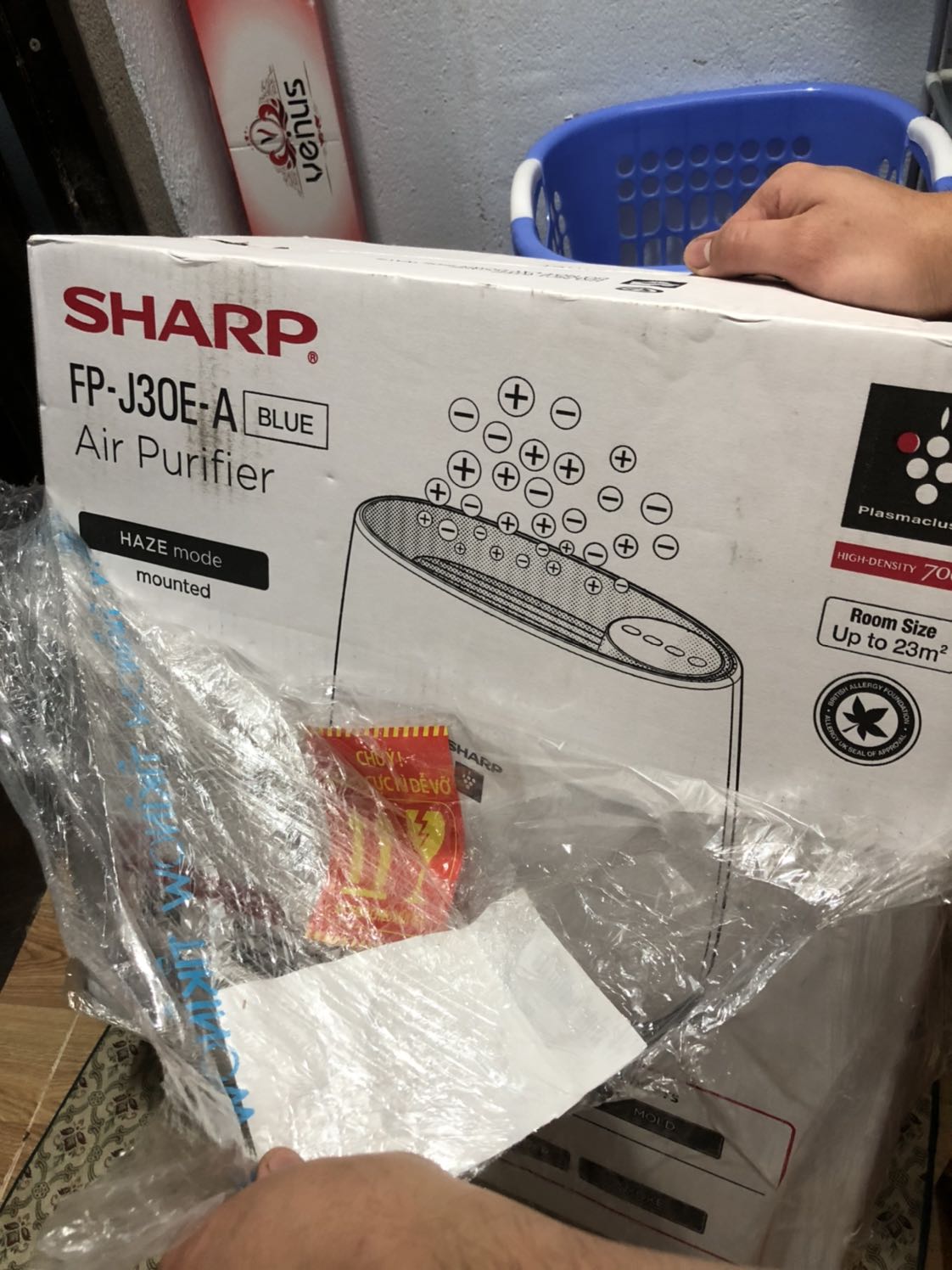 Máy dùng khá êm, lúc nhận máy mình hơi ngạc nhiên vì máy to hơn tưởng tượng. Vì mình chỉ sử dụng ban đêm lúc vào phòng ngủ nên không sử dụng nhiều. Có phiếu bảo hành của hãng nhưng do bận nhiều việc quá nên quên gọi luôn :)