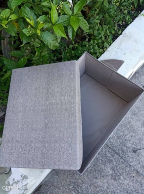 Sp rất đẹp, màu kem xám + màu nâu, vuông vắn chứa đồ lớn và rất cứng cáp, tuy nhiên vẫn cần tránh để đồ nhọn, dễ rách hộp. Vì cuồng hộp loại này nên mình đã mua khá nhiều, để ở cty đựng tài liệu, đưa về nhà đựng đồ quần áo đều rất ok! Hàng Thụy Điển của bên miDoctor khá chất, xoay quanh màu cơ bản là xám hoặc kem, đã từng mua TD1 và TD2 rồi, nay bổ sung thêm em này nữa, nhiều chức năng đựng đồ khác nhau!! 


Màu sắc đẹp. có điều nắp hộp mọi người tránh để đồ vật nặng đè lên, dễ hỏng móp hoặc méo nắp hộp. trông xấu đi. Tránh để môi trường dính nước, vì ép lõi bên trong hình như bằng bìa có thể xảy ra mủn, cái này mình không chắc, hoặc có thể bìa nhựa! 
Thôi cho 5 sao, vì sp đẹp!