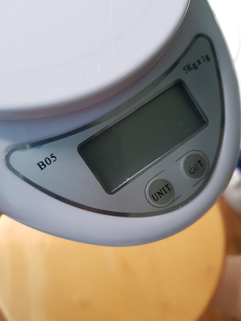 mặt cân trầy xước nhiều, phần pin lấm tấm k sạch, phía trước cũng có dấu đã qua sử dụng. lúc mới lắp pin vào thì cân nhảy số 2, bỏ món j lên cũng auto tăng 2g, tháo pin ra lắp lại thì mới được. mà mình lỡ bỏ hộp giao hàng rồi nên k biết đổi trả đc k nữa