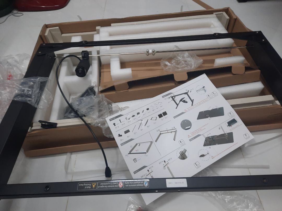 Sản phẩm rất ok trong tầm giá, cầm nặng tay, cảm giác cứng cáp yên tâm để 2 màng hình. Nâng hạ cũng êm, ko ồn ào, độ bền mô tơ điện nâng hạ thì chưa biết ra sao, mà thấy chất lượng sơn bề mặt, mặt bàn, chân bàn, óc vít, sự chỉnh chu trong đống gói,  + bảo hành 1 năm nên cũng tạm yên tâm.
À thêm 5 sao cho a shipper phụ trách kiện hàng này, nhà mình tít trong hẻm, xe tải ko vào đc, anh dùng xe đẩy tự đẩy vào tận nơi cho mình.