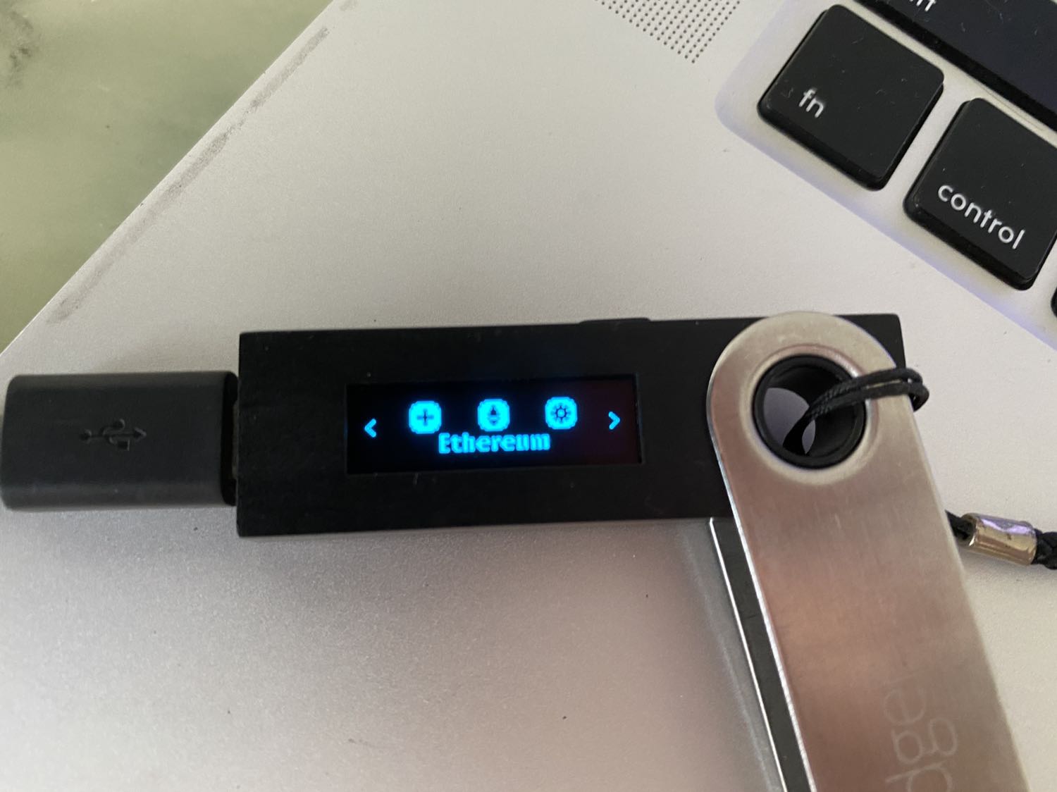 màn hình chạy tốt, ko có gì để phàn nàn, cám ơn shop