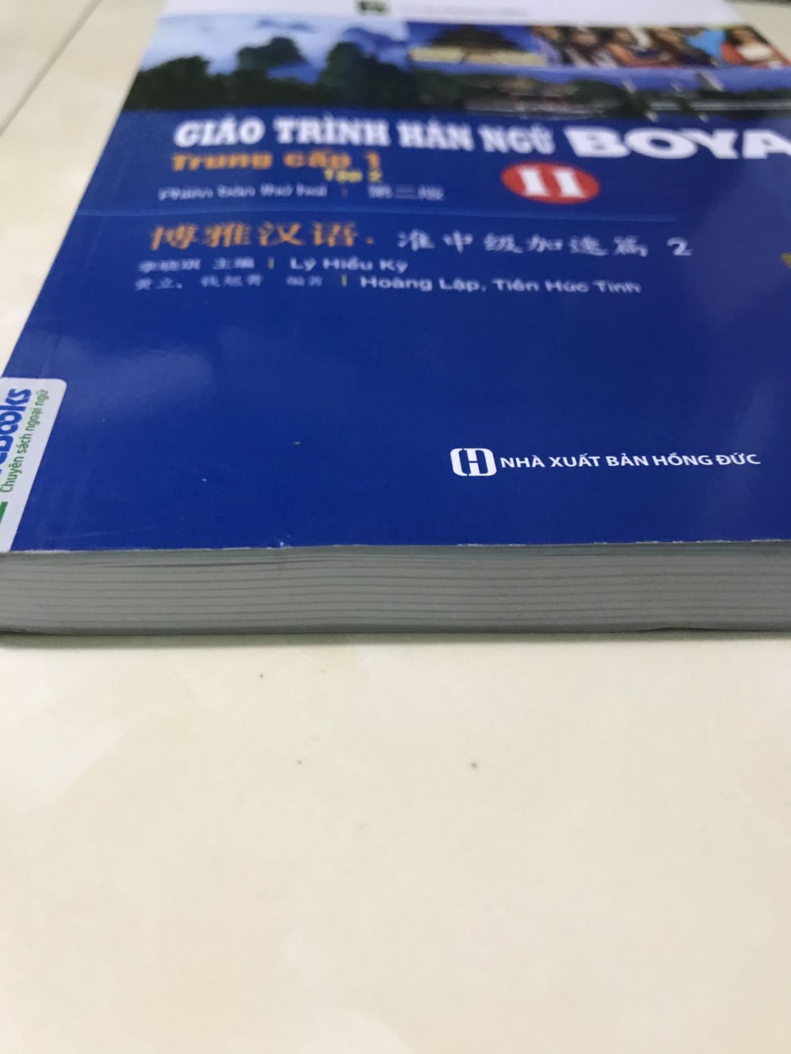 -Hộp đựng hàng mở sẵn ( không biết do vận chuyển hay do vấn đề khách quan nào đó ), Chất lượng của sách : bìa như sách cũ, chữ in như bị loang( gây mỏi mắt khi đọc ),.,
- Đánh giá 2 sao vì sự giao hàng nhanh!