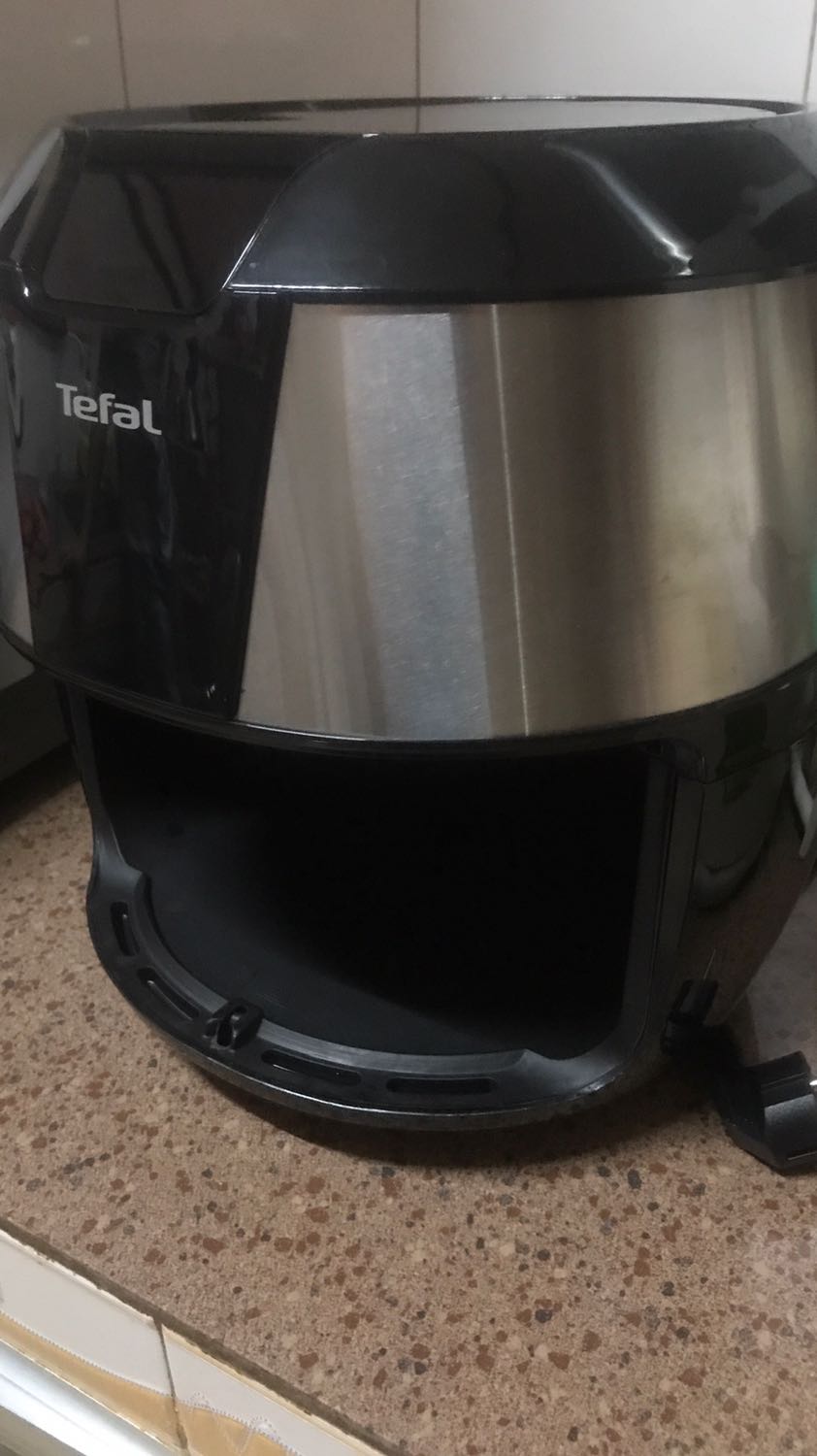 5 sao cho Tiki nha vì giao hàng siêu nhanh mặc dù dịch bệnh, đóng gói thì cẩn thận cực kì tới tận 2 thùng carton lận, giao hàng đủ kể cả quà tặng kèm. Nồi rất đẹp, không sứt mẻ và chống dính hiệu quả.
5 sao cho sản phẩm vì nướng đồ ăn rất là ngon, không dầu mỡ. Đã nướng thử khoai tây, cá viên chiên, thịt vịt và một số loại bánh. Khá là ổn áp nên trở đồ ăn thì sẽ ngon hơn!!!
P/s (sau sử dụng): Nồi vệ sinh dễ dàng, mọi người có thể dùng nước ấm và miếng rửa chén loại xốp để tránh trầy. Thiết kế của nồi còn có 4 chấu silicon nên cực kỳ yên tâm vì khó bị trầy. (Điểm mình rất thích là đây)