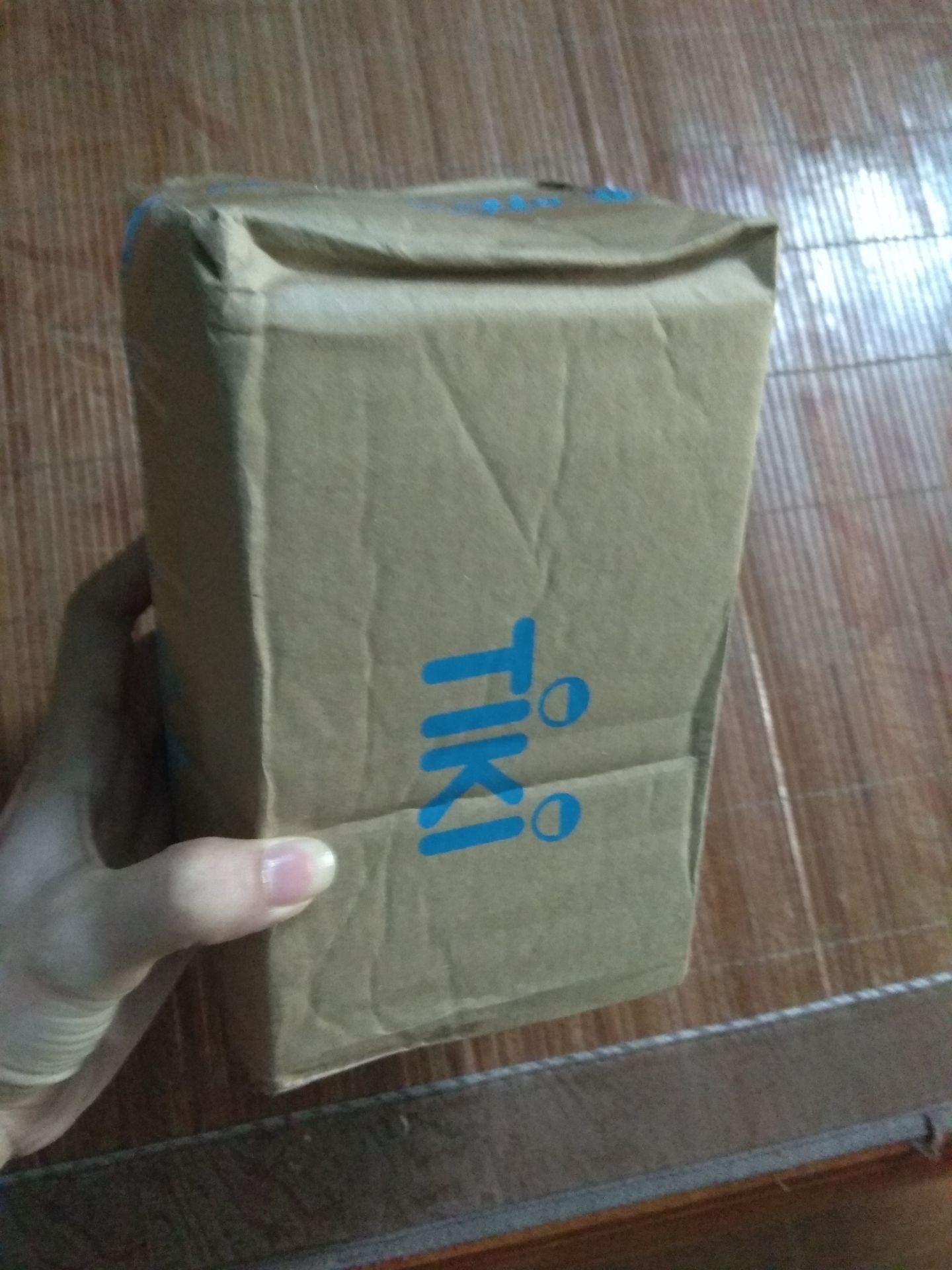 hàng đúng hình, mùi thơm nhẹ, chất lượng tốt, không dính hay bí da, còn được tặng nước tẩy trang nhưng gần hết hạn rồi, giao hàng nhanh, đóng gói kĩ