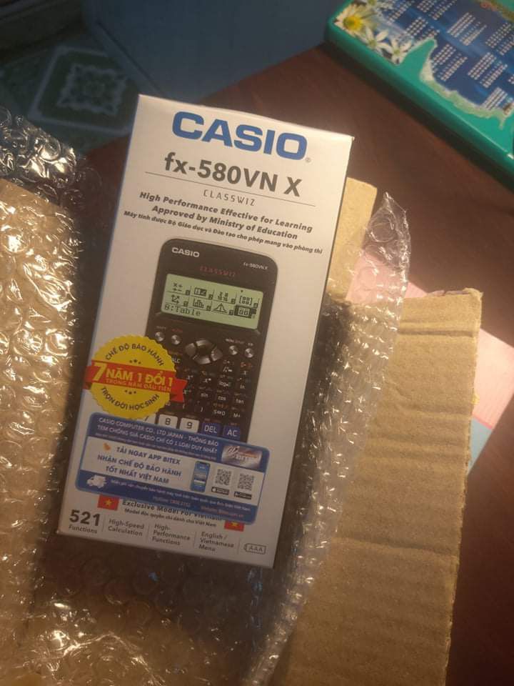 Giao hàng sớm hơn hẹn 3 ngày. Sản phẩm gói rất đẹp, chắc chắn, chống va đập nên không lo máy bị xây xát, có tem phiếu bảo hành đầy đủ. Quan trọng là rẻ hơn rất nhiều so với nhà sách chỗ mình bán. Mình recommend các bạn học sinh cần máy để dùng thì nên mua ở đây, chất lượng mà giá lại hợp lí ạ.