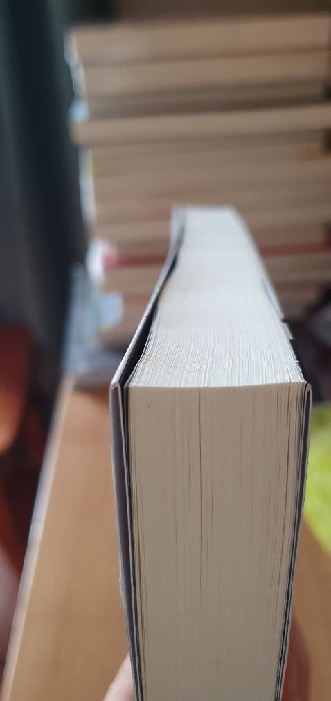 Sách không có màng bọc ngoài nhưng vẫn mới.
Sách có 1 bookmark và 1 thư cảm ơn.
Sách khổ to, dày và nặng, không thích hợp mang đi nhiều nơi bên mình.
Nội dung khá thú vị.
Đây là tiểu thuyết chứ không phải là sách nghiên cứu khoa học nhé.
Giao hàng nhanh (mình ở HN).