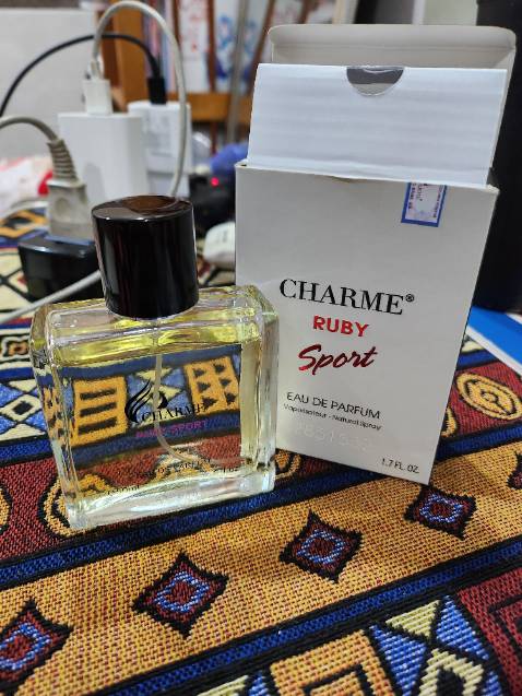 Lớp hương đầu thanh mát, lớp thứ hai vẫn dễ chịu và lưu hương khá lâu nhưng lớp hương cuối khá giống mùi dầu gió, bù lại giá khá rẻ nên coi như bù trừ.
Đóng gói cẩn thận, giao hàng nhanh chóng, nhân viên thân thiện, nhiệt tình.