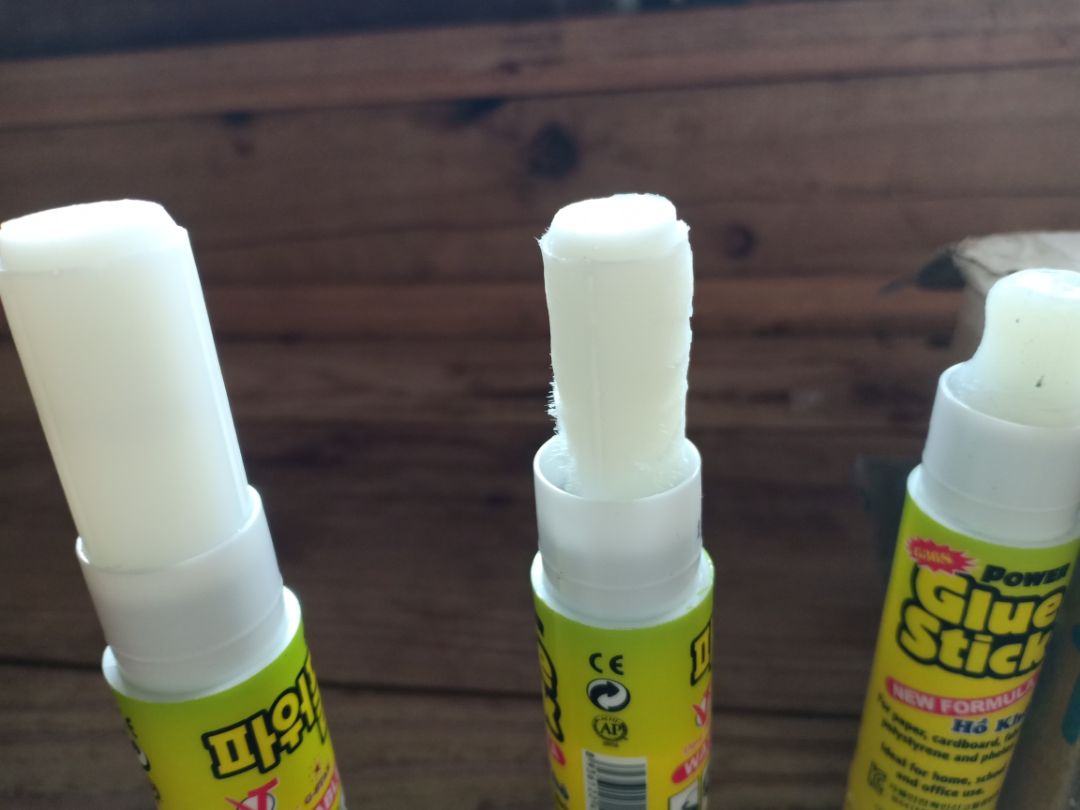 hàng kém chất lượng. mua 3 lọ hồ thì 1 lọ mất nắp, 1 lọ mốc. yêu cầu được trả lại hàng. đây là hình ảnh lúc vừa nhận đc hàng.