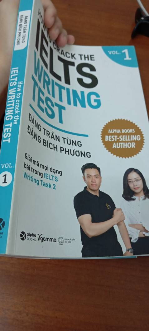 Sách giấy đẹp, nét chữ rõ, màu sắc highlight nhiều màu dễ nhìn.