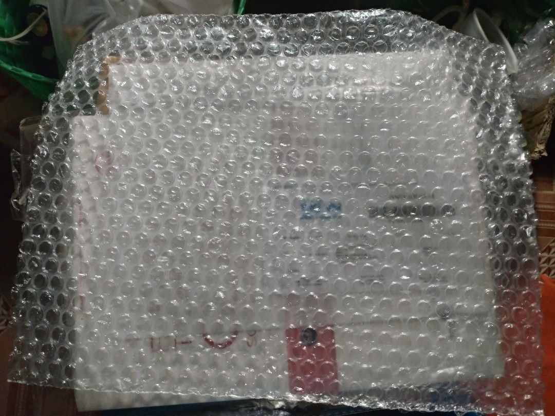 Lau ipad sạch sẽ, cẩn thận tháo để dán. Thì kính đã vỡ. Thất vọng vô cùng tiki. Nhìn cái bọc kính kiểu đó, giao hàng nén ko vỡ mới là ơn trời. Đặt hàng thì thật lâu tiki mới xác nhận đơn. Giá trị hàng ko đáng bao nhiêu nhưng là uy tín của cty. Việc nhỏ nhưng lại làm mất thời gian cả 2 bên. Mua hàng online để tiết kiệm thời gian. Rút cuộc là bực mình, tốn thời gian, trả tiền cho nón hàng không dùng được. Đã gọi tiki. Chắc phải rất lâu tiki mới giải quyết.