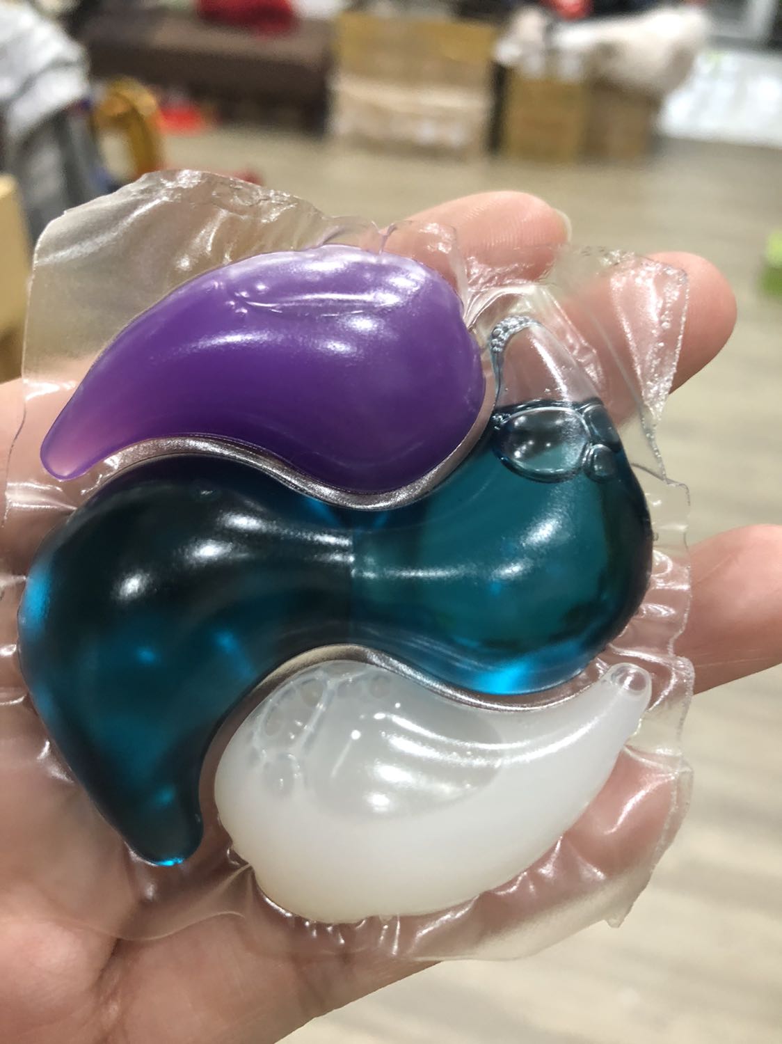 Viên giặt thơm, dễ sử dụng. Lúc mua thì thấy có quà tặng là khăn lau mà nhận hàng thì không thấy khăn đâu hết. Bù lại giao hàng nhanh, đánh giá 5 *