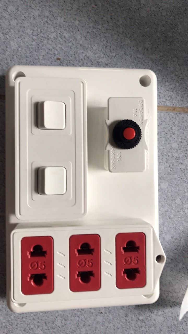 Phía sau thấy ghi (L) mà lại nối vào cầu chì? Dây nóng vào cầu chì chứ?